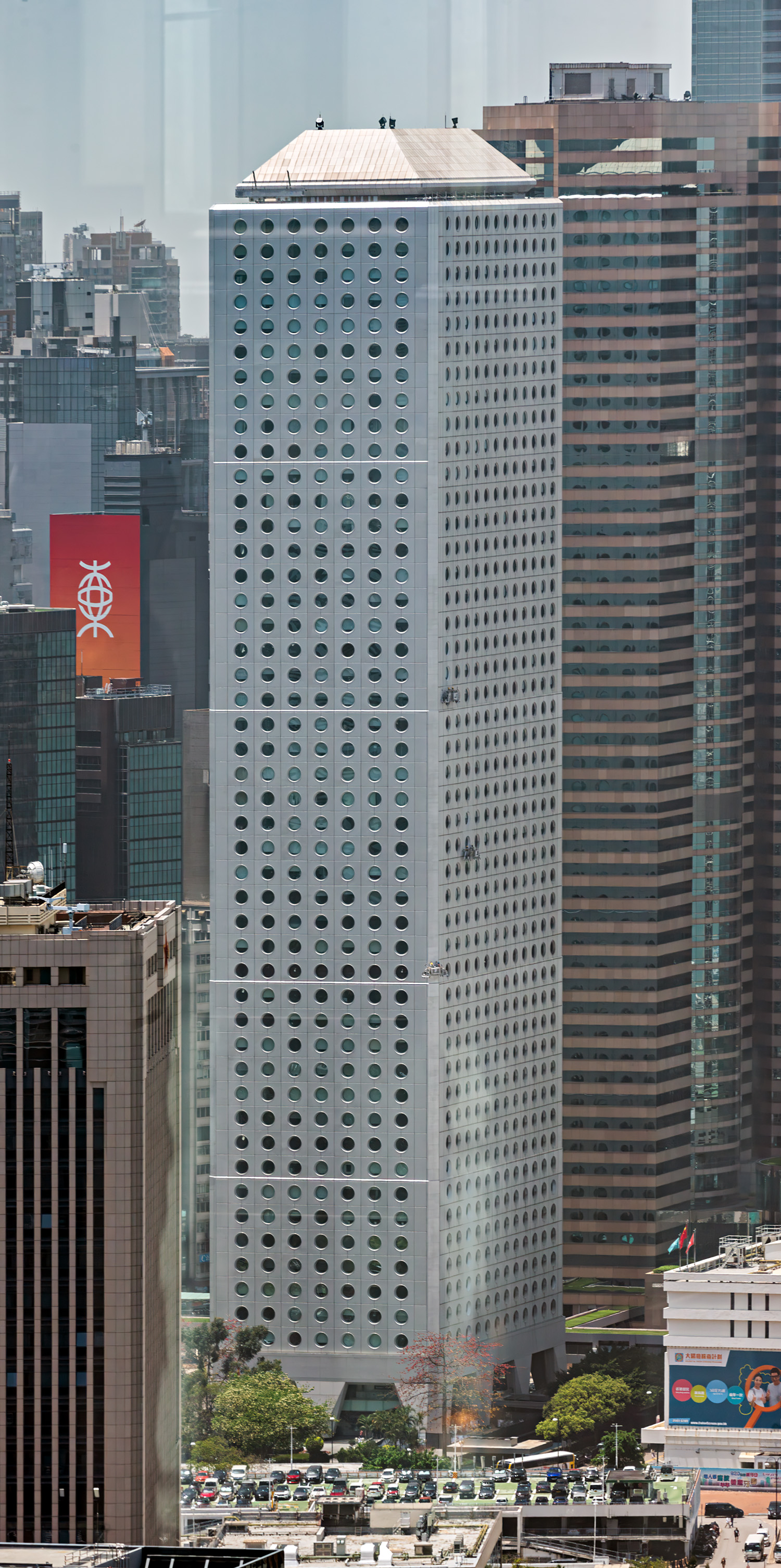Jardine House, Hong Kong - View from Central Plaza. © Mathias Beinling